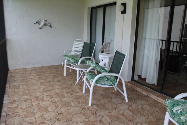 Building Photo - Furnished condo