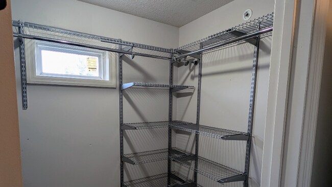 Building Photo - 2568 Vierling Dr E