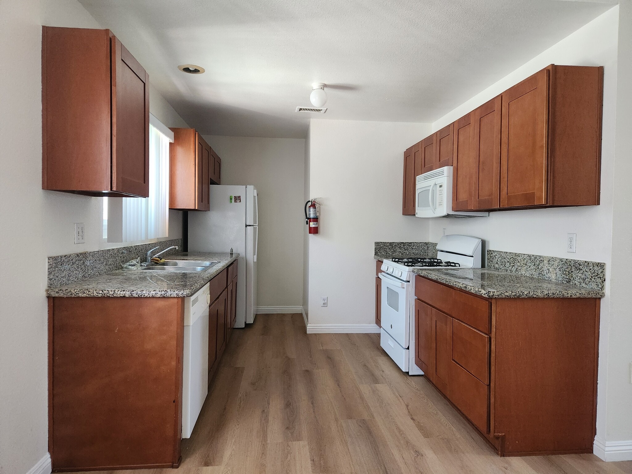 Kitchen w/Appliances - 625 S Osage Ave