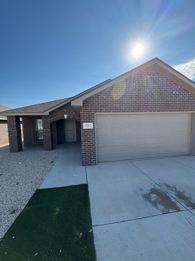 Building Photo - 2061 Kenwood Ave