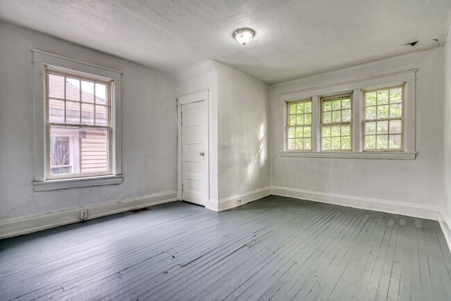 Building Photo - Spacious 3 Bedroom, 1.5 Bathroom with large Porch and Backyard