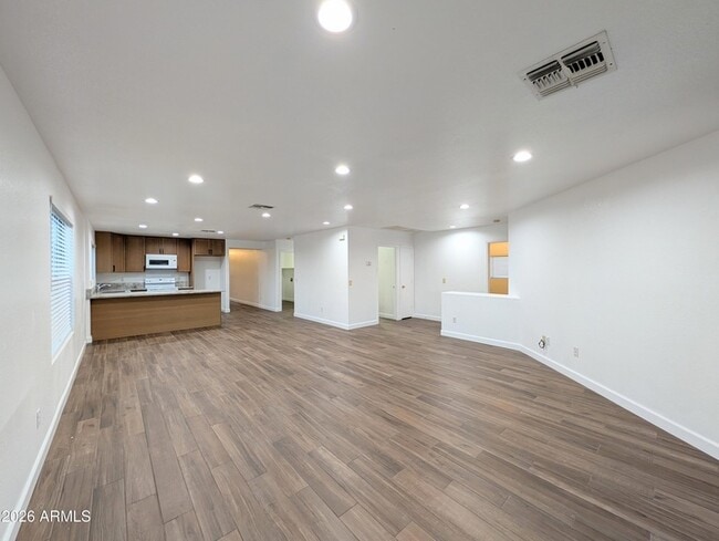 Building Photo - 2404 W Roeser Rd