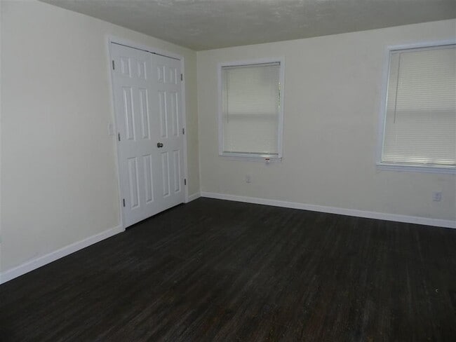 Building Photo - 3015 Thomas Dr