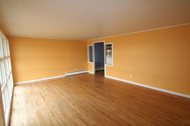 Building Photo - Single Family Home off Frontage Rd!