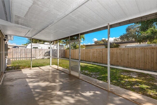 Building Photo - 621 N 70th Way