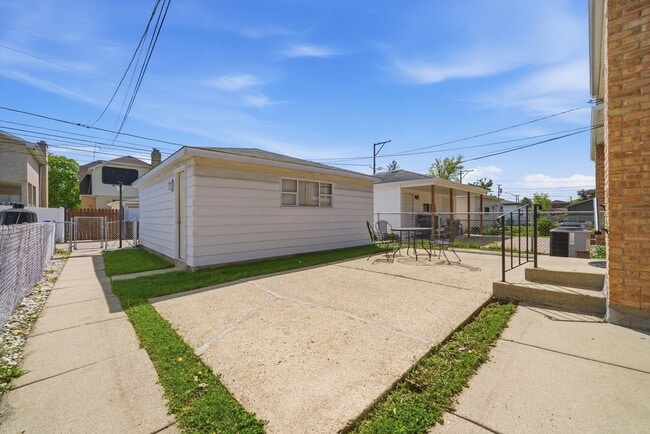 Building Photo - 3919 N Cumberland Ave