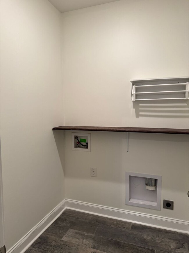 Building Photo - Beautiful 5 Bedroom, 2.5 bath Home in Hickory Wild Subdivision! Lawn care included!