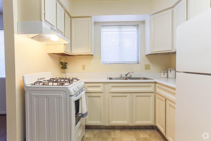 MarCon Dundee Apartments 5006 California St Omaha NE 68132