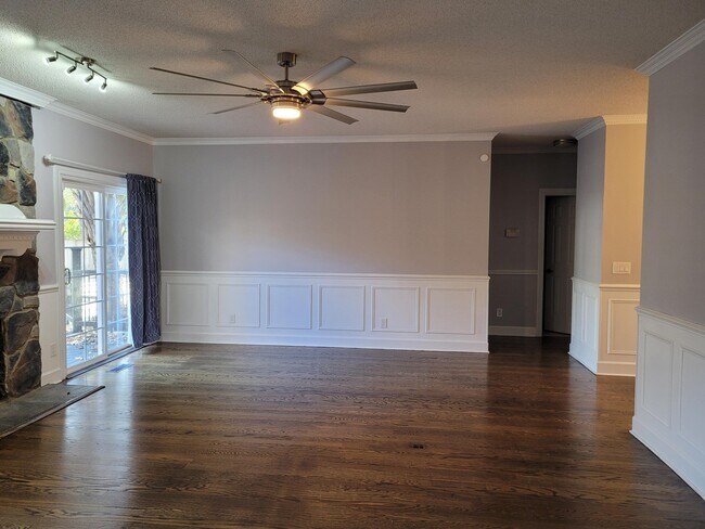 Building Photo - 850 Torrey Pines Dr