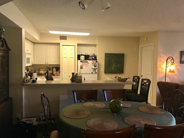 open dining/kitchen/living room - 1250 Wildwood Lakes Blvd
