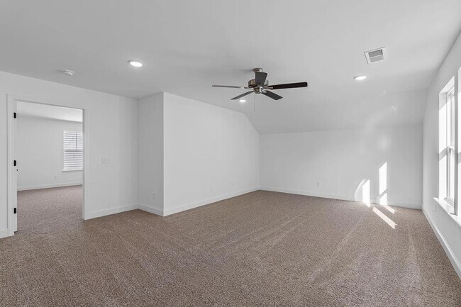 Building Photo - Stunning 3-Bed, 3-Bath Home in James Creek — ONE MONTH FREE RENT!