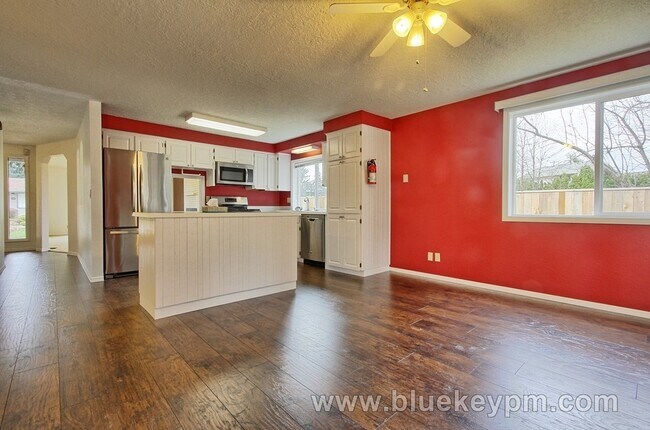 Building Photo - 3 Bed, 2 Bath home in Milwaukie