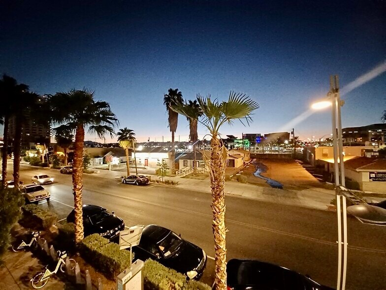 Building Photo - 353 E Bonneville Ave