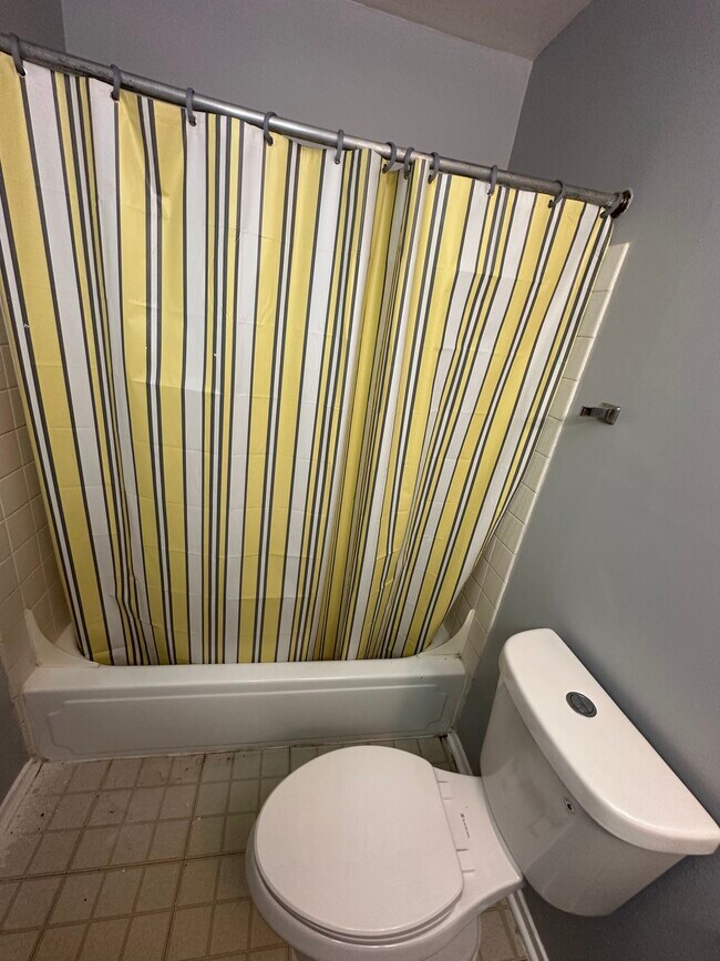 Building Photo - 2500 Bayside Dr