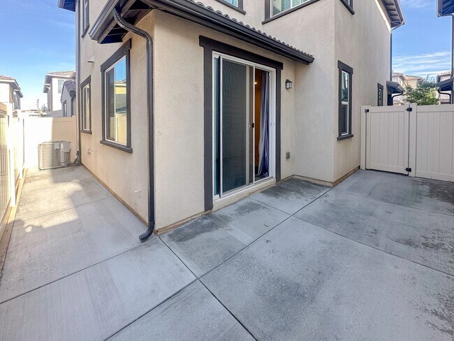 Building Photo - Beautiful Newer Construction,Townhome, 3 Bedroom / 2 Bathroom Home FOR RENT