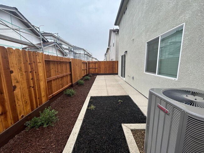 Building Photo - 479 Lemongrass St