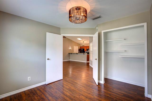 Building Photo - 5519 Bainbridge Dr