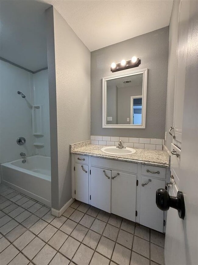 Building Photo - 3128 Sunset Dr