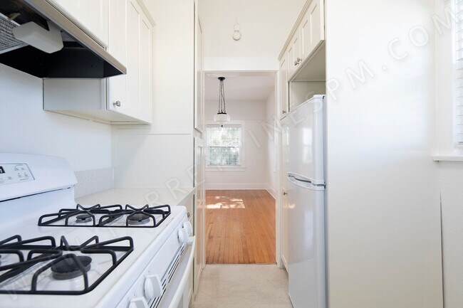 Building Photo - OPEN HOUSE: 11/15 3:30-4:30PM ~ 1 BR with ...