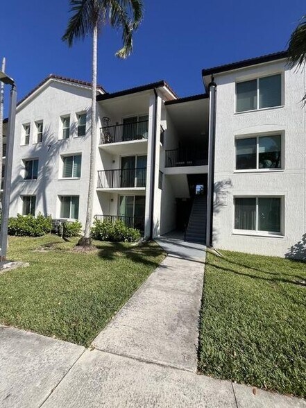 Building Photo - 713 Villa Cir