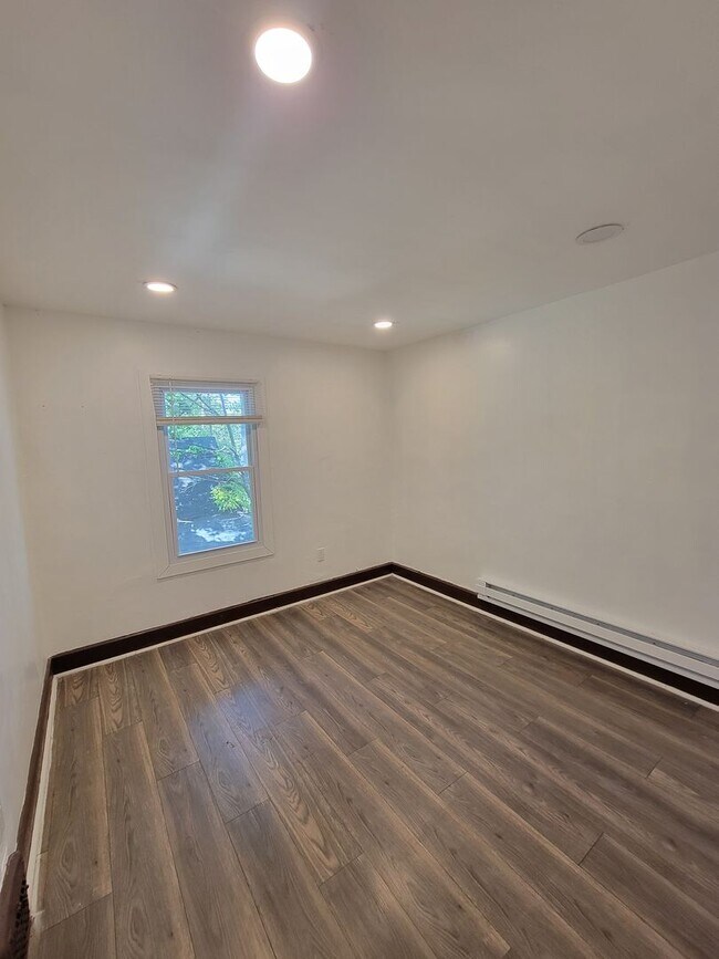 Building Photo - 1185 E 167th St