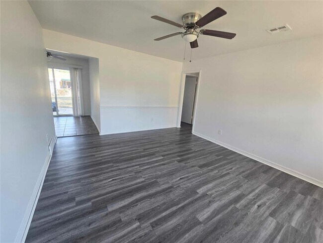 Building Photo - 3325 Beechwood Dr