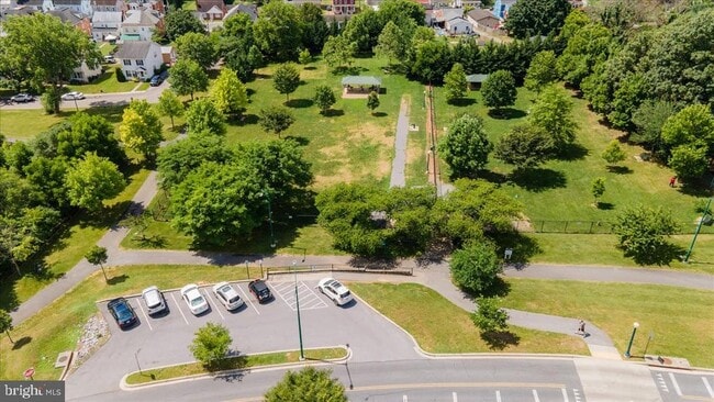 Building Photo - 250 N Mulberry St