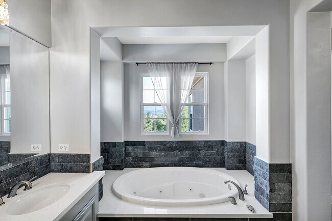 Building Photo - Gorgeous 5 Bedroom Home Behind the Gates i...