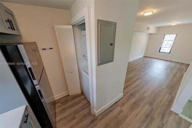 Building Photo - 618 NE 21st Ave