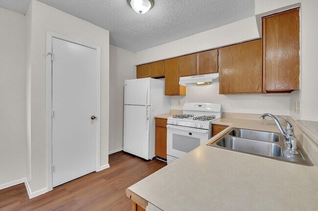 Building Photo - 500 Algerita Dr