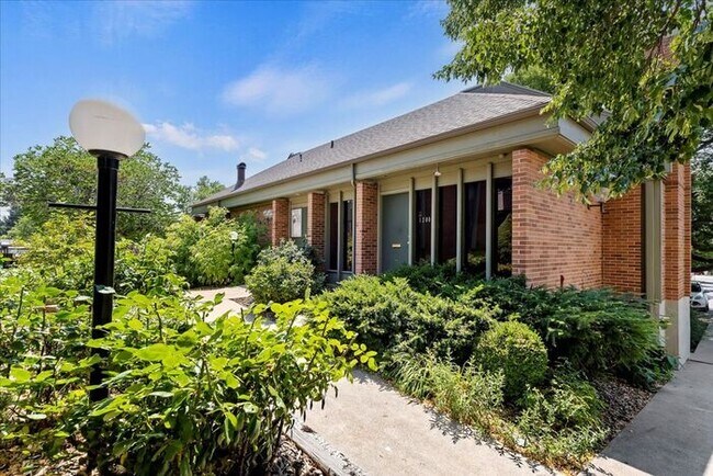 Building Photo - FOOTHILL 3 bed 2 bath Condo with Pool