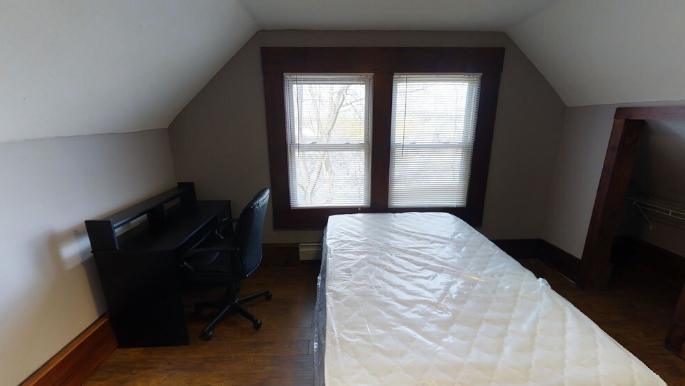 Building Photo - 105 Comstock Ave