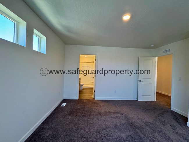 Building Photo - Beautiful Townhome in Saratoga Springs