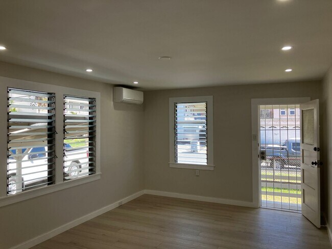 Building Photo - 726 Hausten St