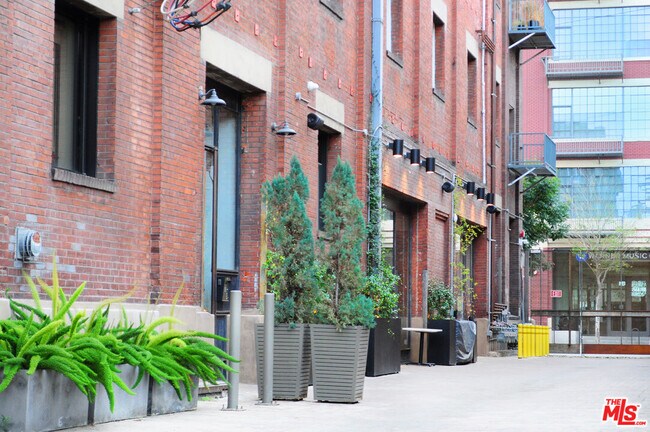 Building Photo - 712 S Santa Fe Ave