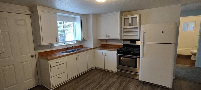 Building Photo - Quaint West Jordan Duplex w covered carport!