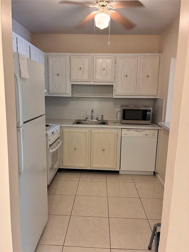 Building Photo - 257 S Cypress Rd