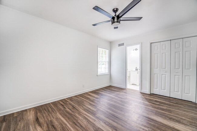 Building Photo - 4036 N Lake Forest Dr