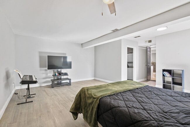 Building Photo - Roomy 3 Bedroom Home with a Fireplace