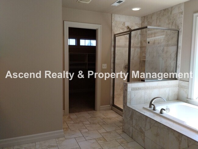 Building Photo - Elegant & Spacious 4 Bed & Bonus Home Buil...