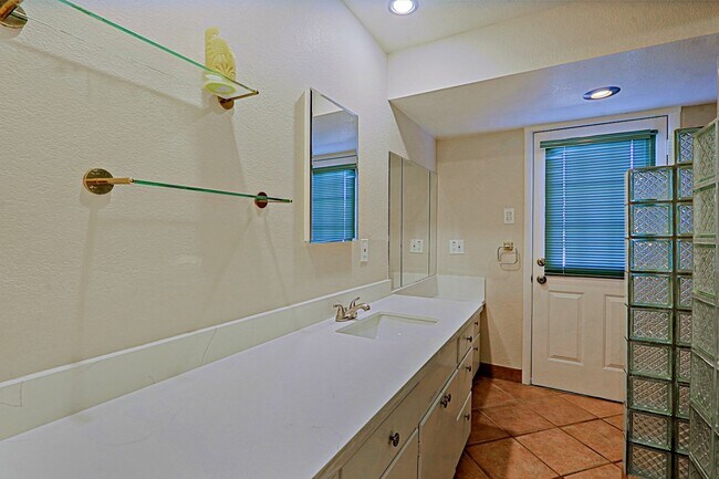 Building Photo - 6203 N 12th Pl