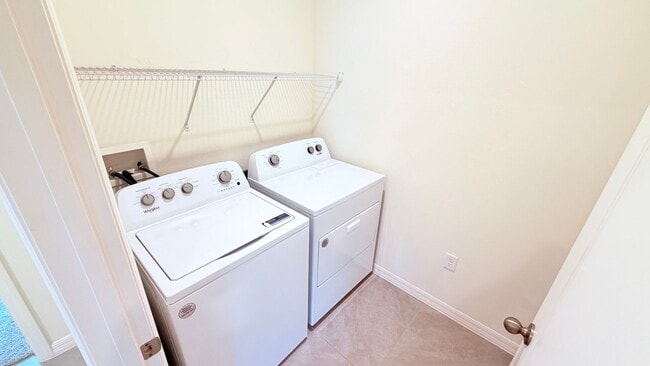 Building Photo - Charming Deltona 4/2 Ready for Move-in!