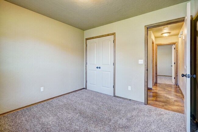 Building Photo - 1713 Pinewood Dr