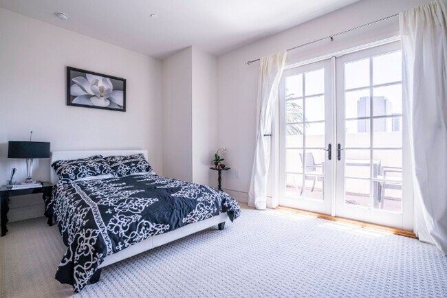 Building Photo - Stunning Multi-Level Penthouse 2 bed - 2.5 bath in Fabulous Beverly Hills Location