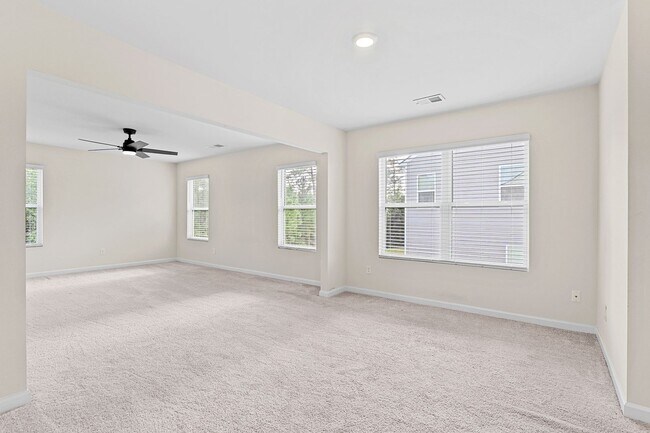 Building Photo - 552 Post Oak Ln