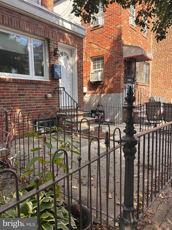 Building Photo - 815 Tasker St