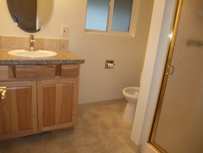 Building Photo - Very Nice Clean Updated Home in Lebanon