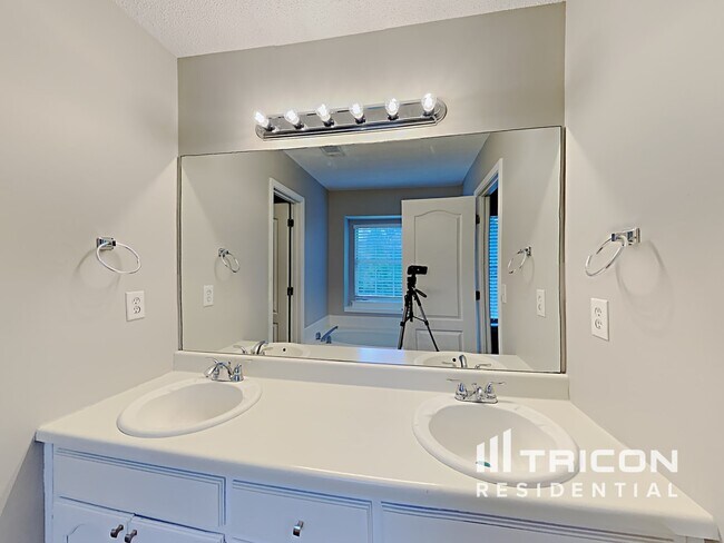 Building Photo - 567 Horseshoe Cir