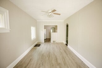 Building Photo - Very nice three bedroom 2 bathroom house available for rent!