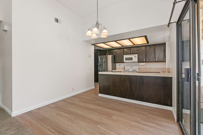 Building Photo - 518 Via De La Valle